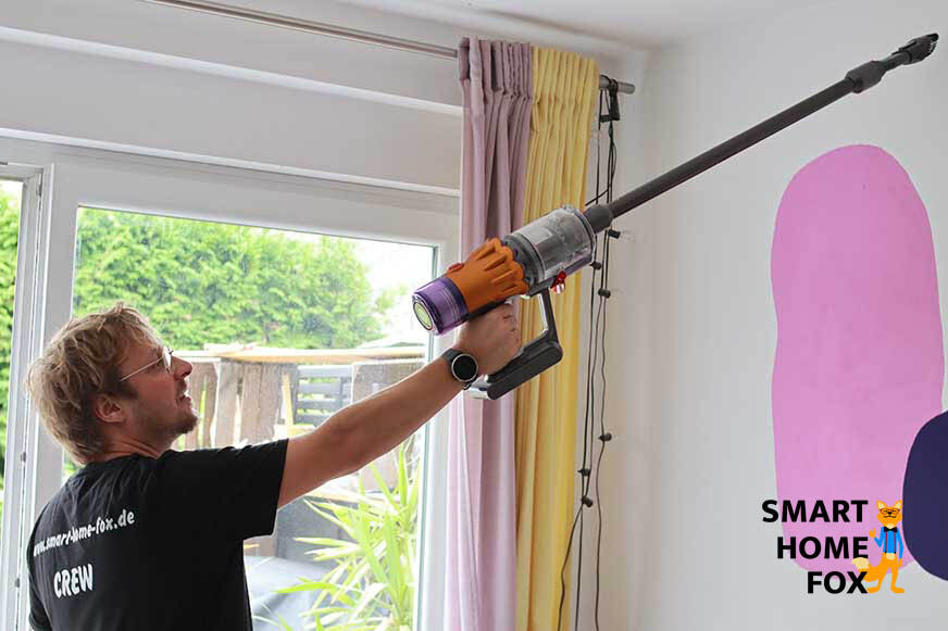 Dyson V12 Slim als Akkuhandsauger an der Decke